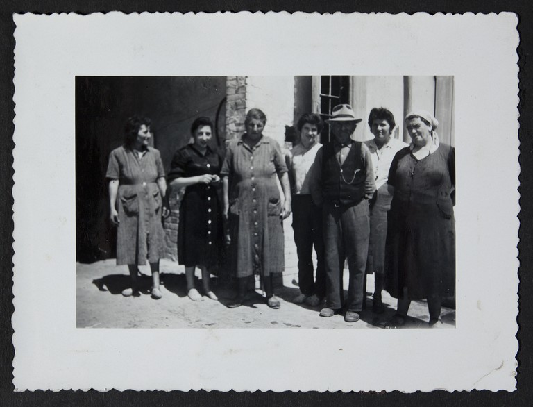 Foto di famiglia a casa Cervi.